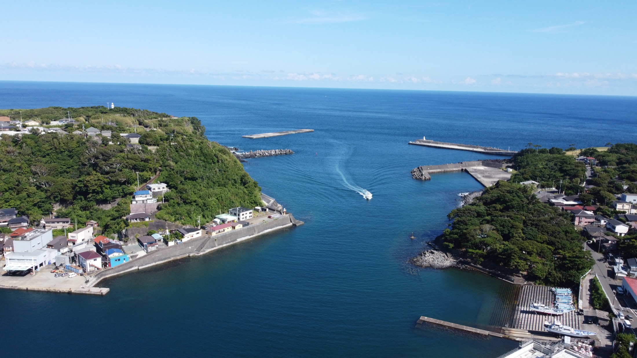 ドローンで空撮した伊豆大島の港